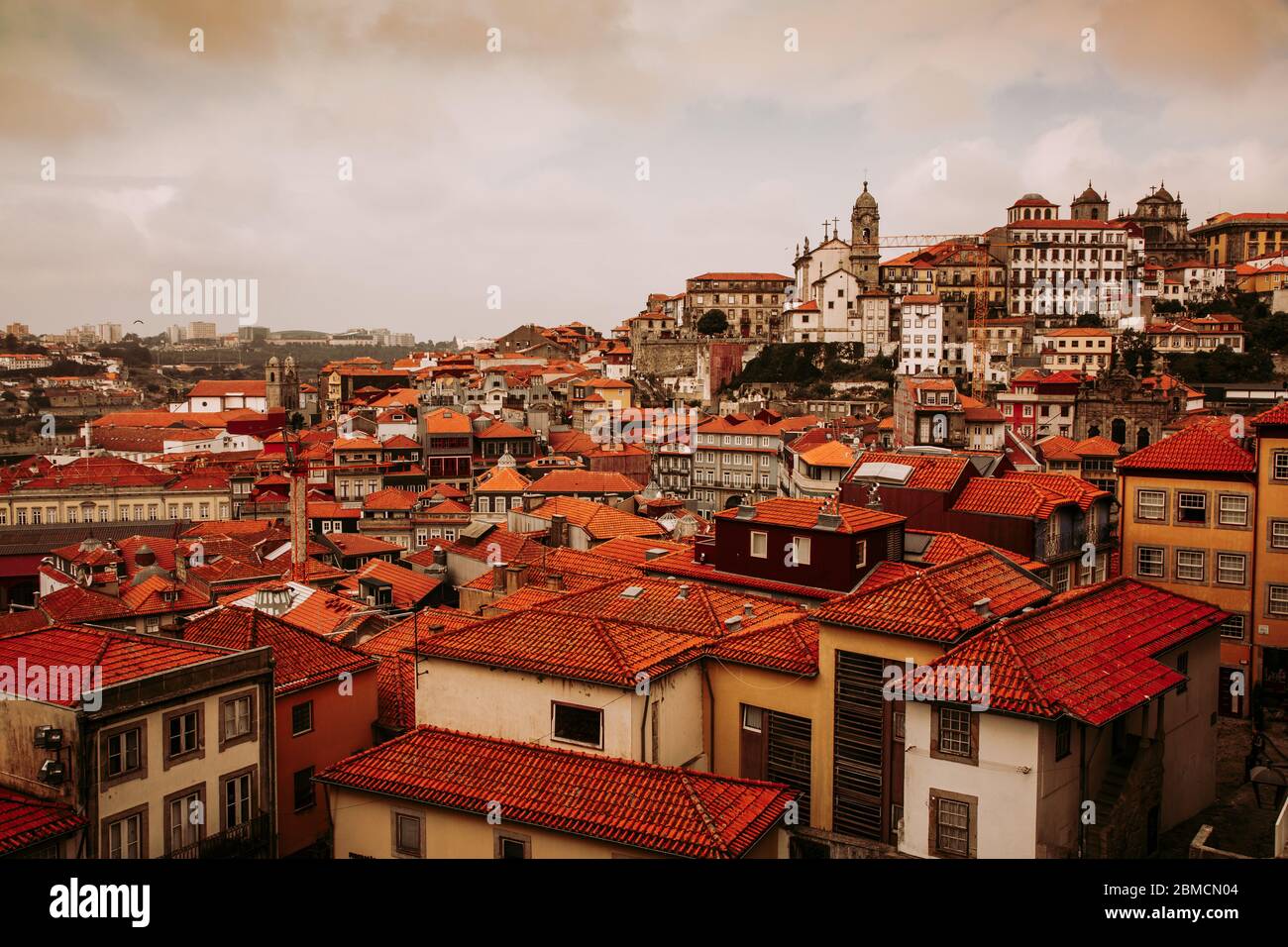 Schönes Panorama der historischen Altstadt von Porto, Portugal Stockfoto