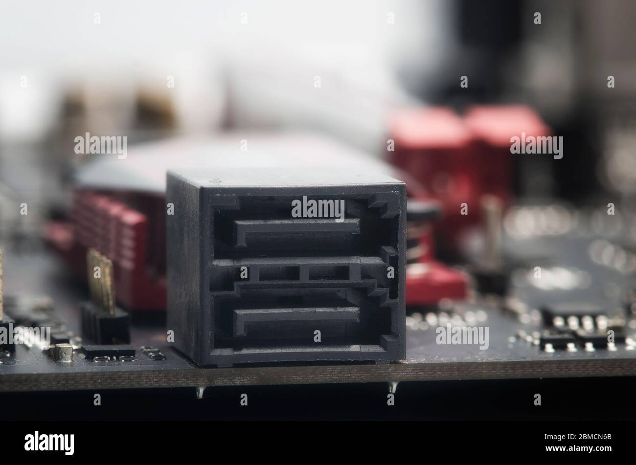 Schließen Sie die SATA-Anschlüsse auf der Hauptplatine des Computers Stockfoto