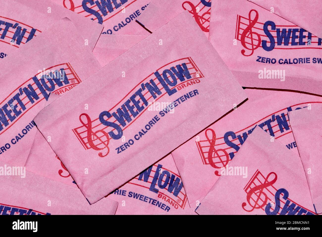 Sweet 'N Low Packets lose gestreut, Vollformat-Makrobild. Künstliche Süßstoff und Zuckerersatz, wird es von Cumberland Packing Co.. Hergestellt Stockfoto