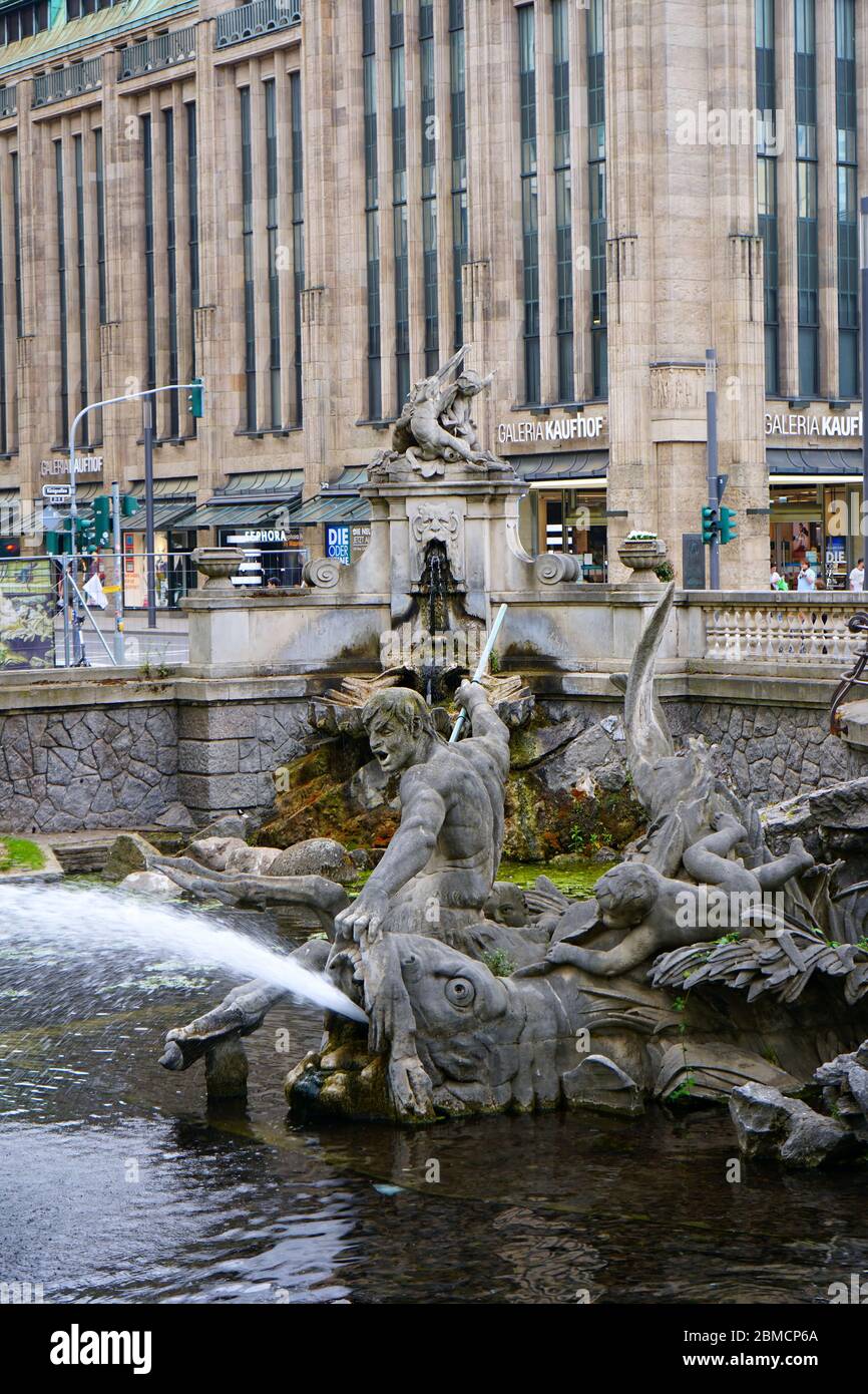 Tritonenbrunnen an der Königsallee, geschaffen von 1898 bis 1902 vom Bildhauer Friedrich Coulbillig. Triton ist ein griechischer meeresgott. Stockfoto