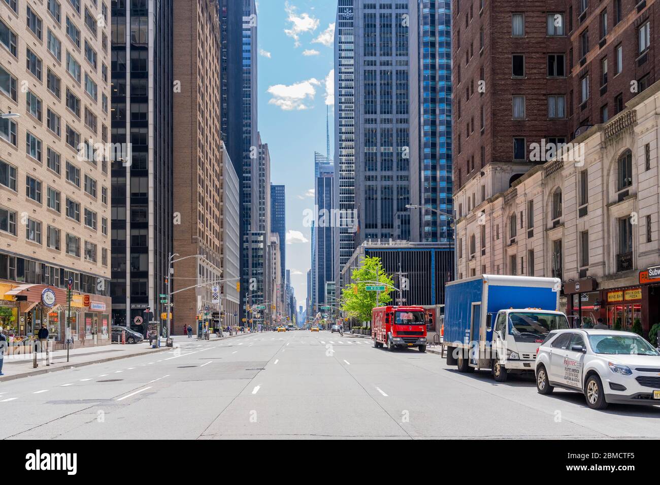 Manhattan, New York - 7. Mai 2020: Ungewöhnlich leere Straßen der Sixth Avenue New York City während des COVID-19 Pandemic Ausbruchs. Stockfoto