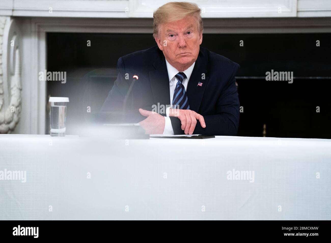 Washington, Vereinigte Staaten Von Amerika. Mai 2020. US-Präsident Donald J. Trump hört zu, als er sich am Freitag, den 8. Mai 2020, im State Dining Room des Weißen Hauses in Washington, DC mit republikanischen Kongressmitgliedern trifft.Quelle: Anna Moneymaker/Pool via CNP.Quelle: dpa/Alamy Live News Stockfoto