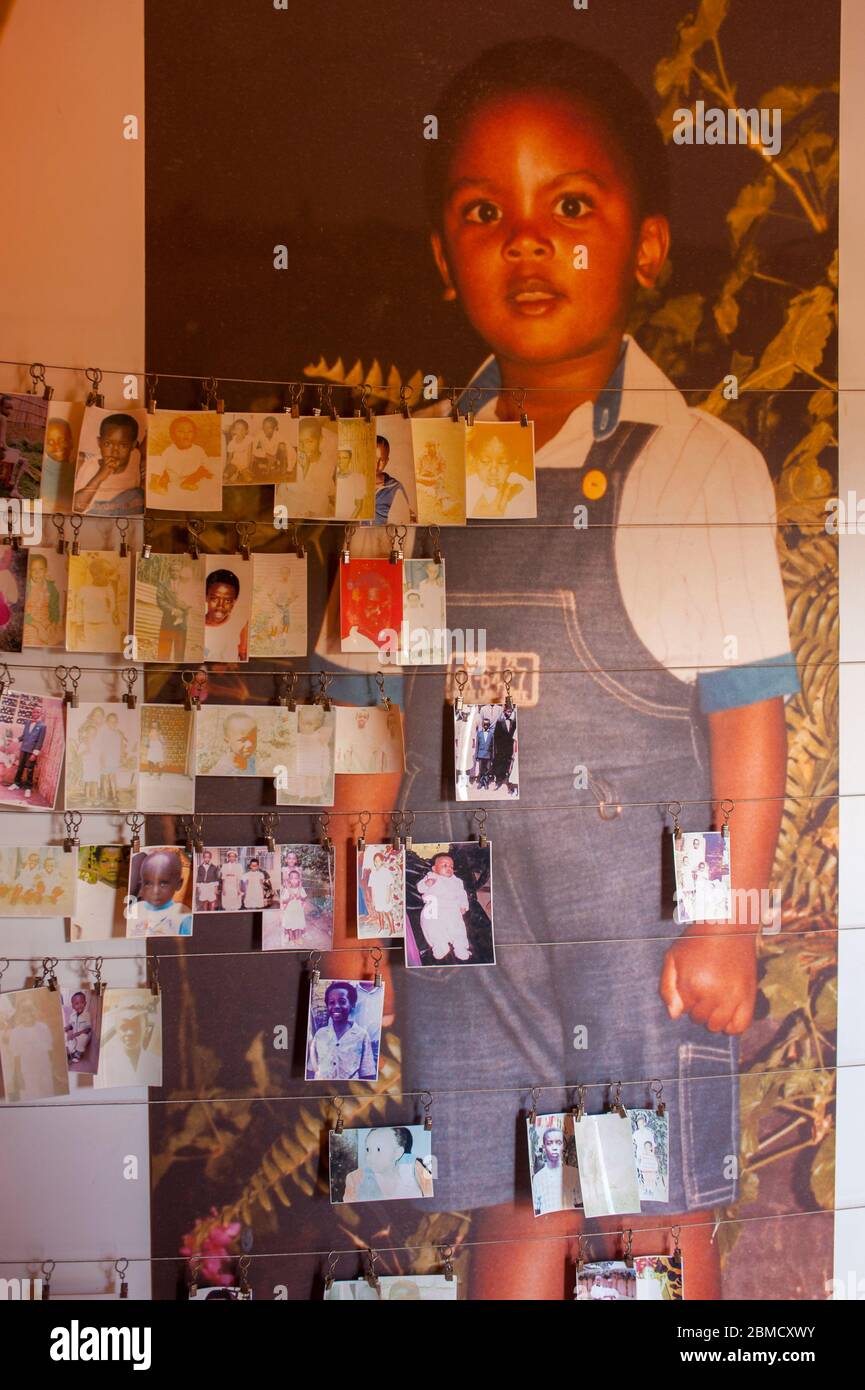 Fotos von vermissten Kindern am Kigali Genozid Memorial in Ruanda, der letzten Ruhestätte für mehr als 250,000 Opfer der Genocide ag. Stockfoto