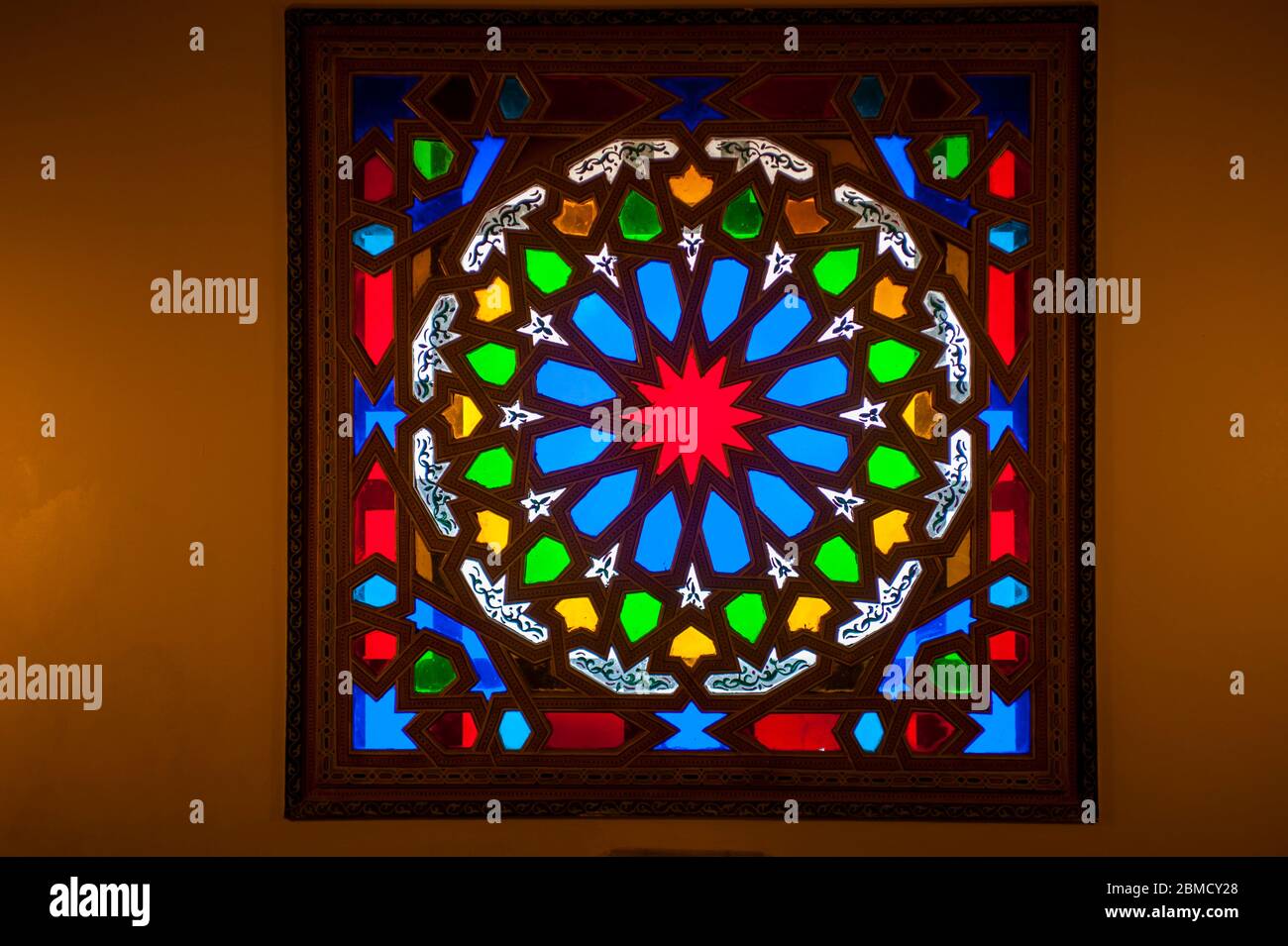 Ein buntes Fenster im Sofitel Palais Jamai Hotel in Fez (oder Fes) in Marokko. Stockfoto