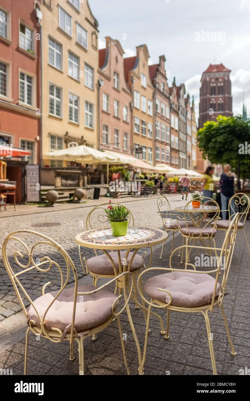 Gemütliches Café im Freien in der Altstadt von Danzig, Polen. Stockfoto