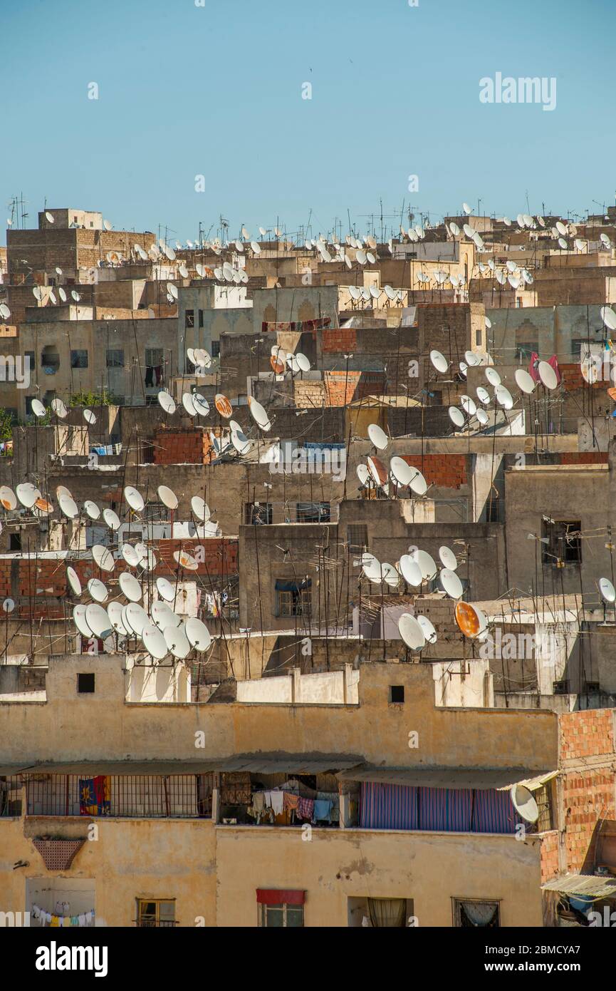 Übersicht der Häuser mit Satellitenschüsseln in der Medina (Altstadt) der Stadt Fez (oder Fes) in Marokko. Stockfoto
