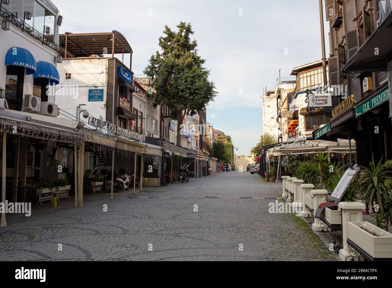 Blick von der Akbiyik Straße, die für ihre Hotels und Restaurants berühmt ist. Straßen und Plätze sind leer wegen der neuen Art von Coronavirus, Covid 19. Stockfoto