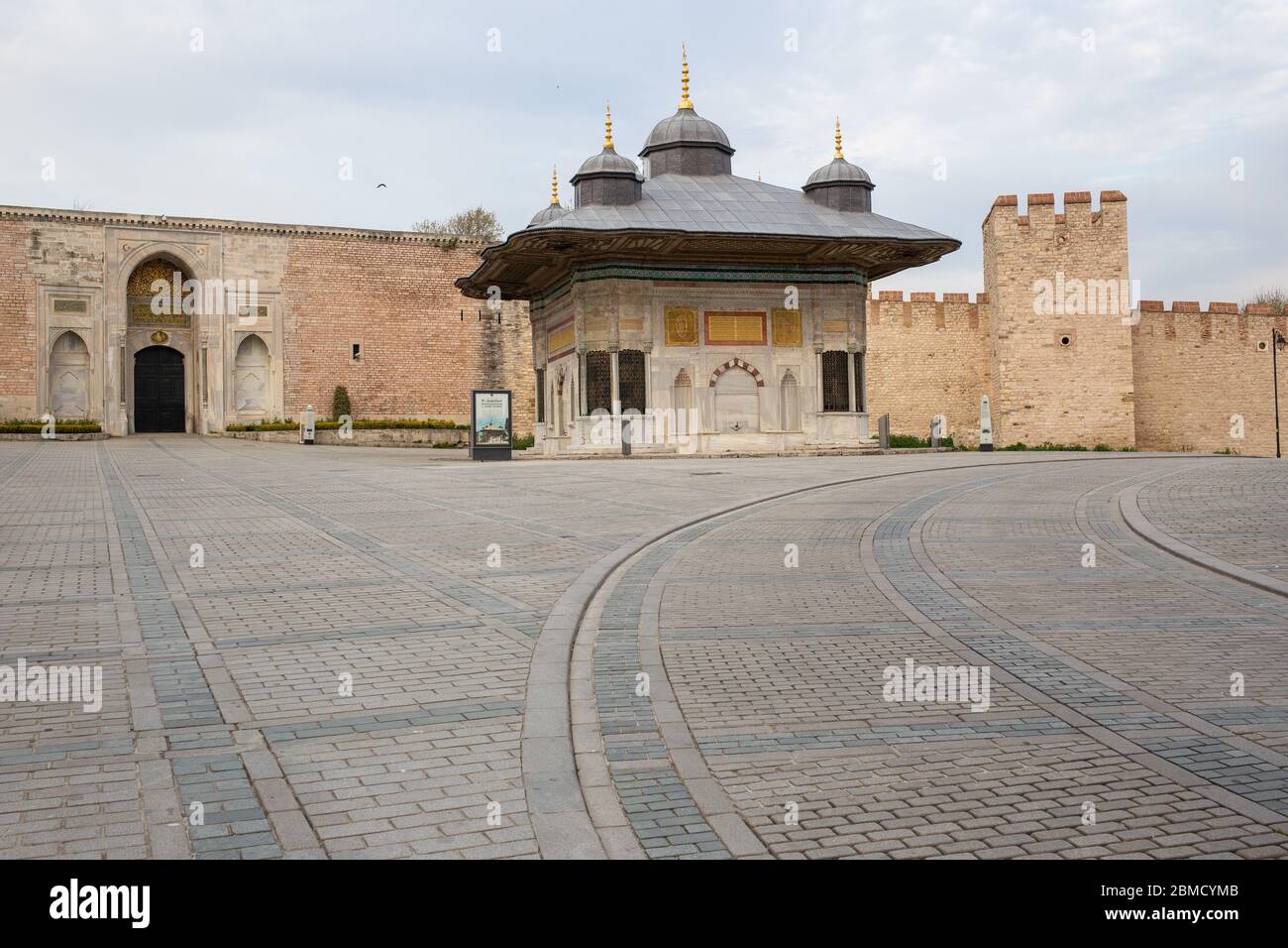 Blick auf den Brunnen von Sultan Ahmed III ist ein Brunnen in einem türkischen Rokoko-Struktur in der großen Platz vor dem Kaiserlichen Tor von Topkapi Pala Stockfoto