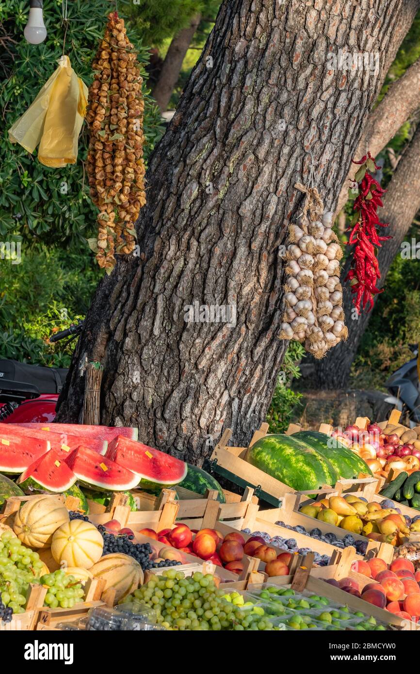 Marktstand mit frischem Obst und Gemüse in Kroatien Stockfoto