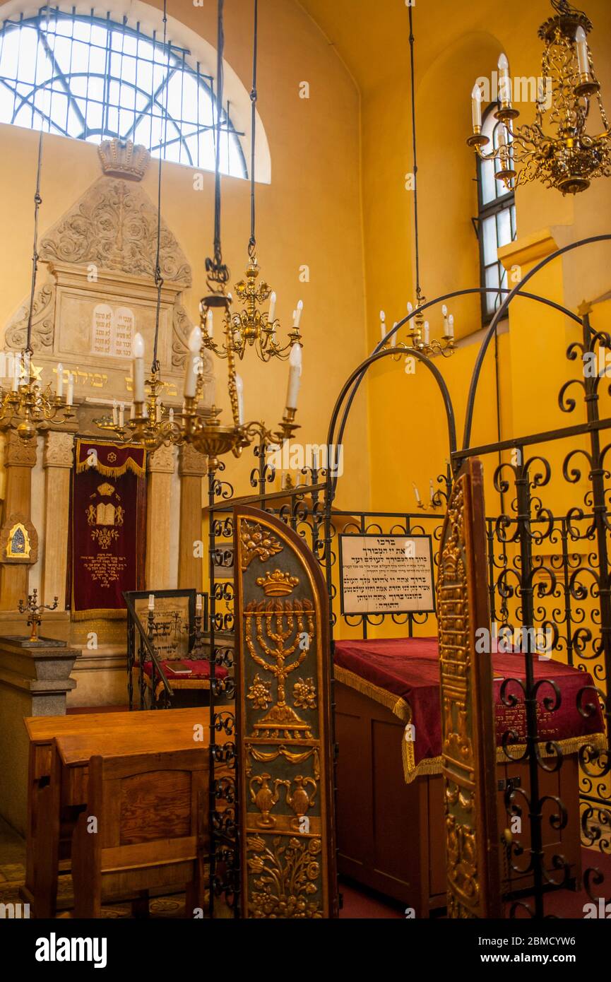 Interieur der Remuh Synagoge in Kazimierz, einem jüdischen und historischen Viertel in der Altstadt von Krakau, Polen. Stockfoto