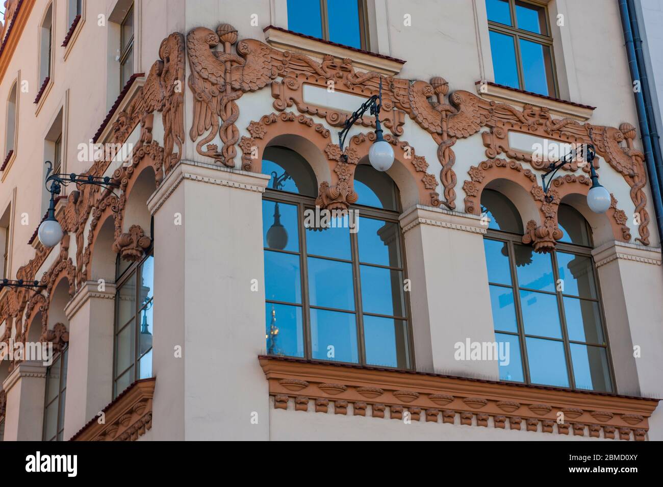 Detail der Jugendstil-Architektur auf den Häusern auf dem Marktplatz (Rynek Glowny) in Krakau, Polen. Stockfoto