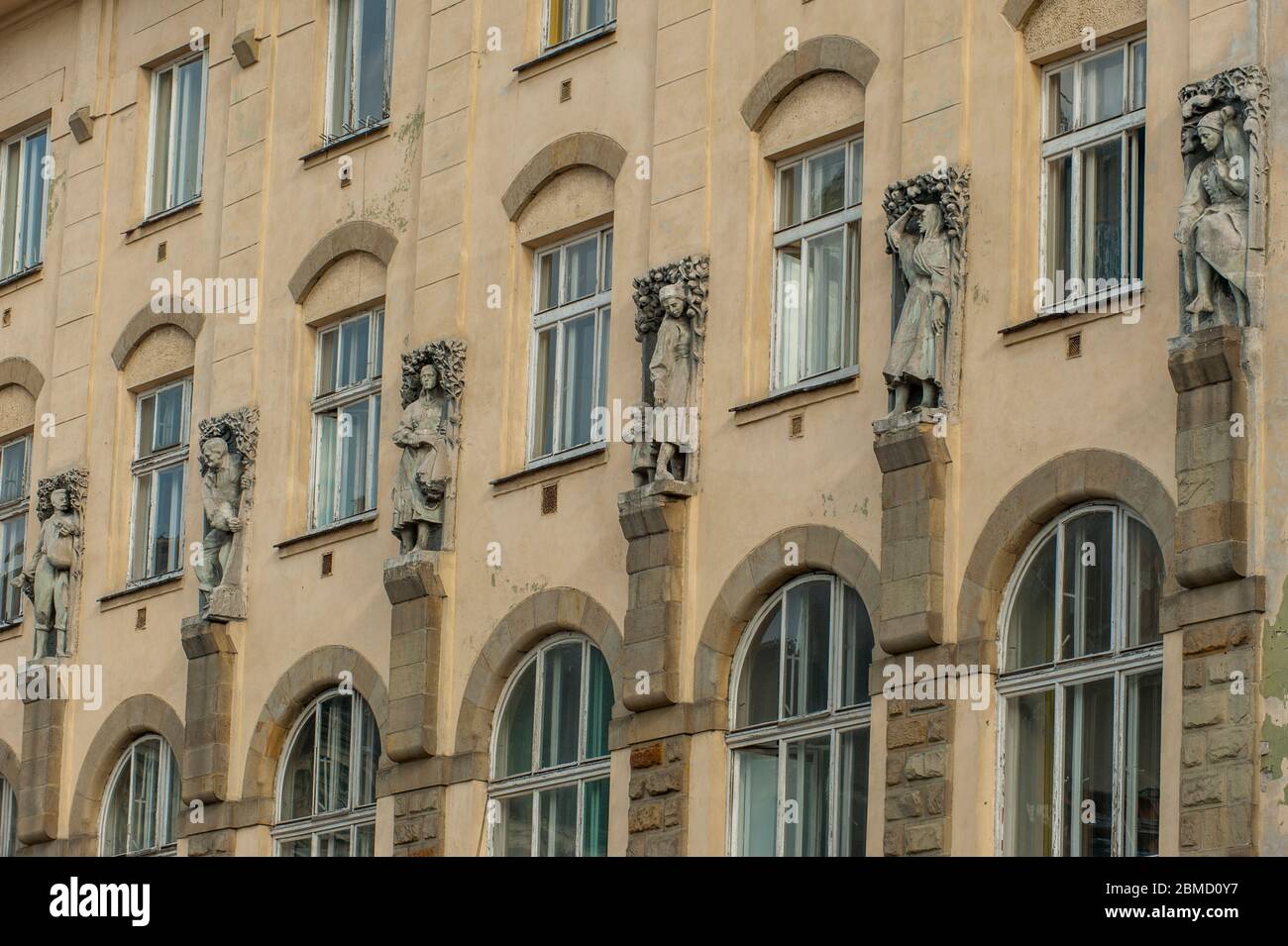 Detail der Jugendstilarchitektur an den Häusern auf dem Szczepanski-Platz in Krakau, Polen. Stockfoto