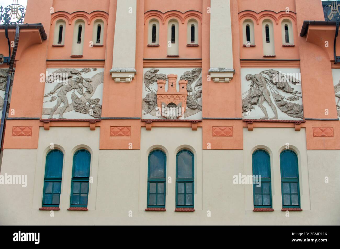 Detail der Jugendstilarchitektur an den Häusern auf dem Szczepanski-Platz in Krakau, Polen. Stockfoto