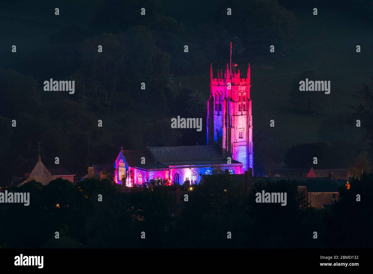 Beaminster, Dorset, Großbritannien. Mai 2020. Die St. Mary's Church in Beaminster in Dorset ist zum 75. Jahrestag des VE Day rot, weiß und blau beleuchtet. Bild: Graham Hunt/Alamy Live News Stockfoto