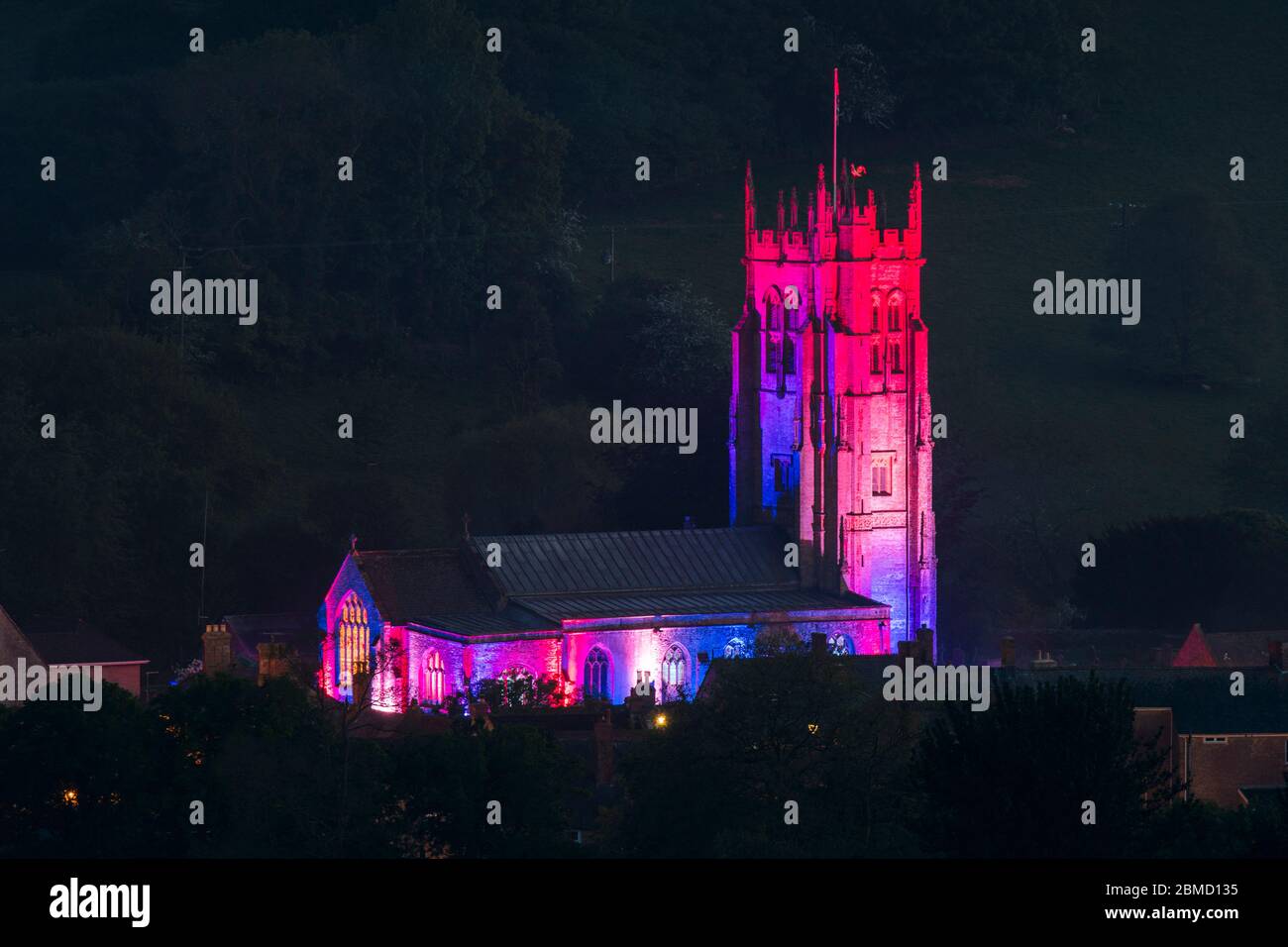 Beaminster, Dorset, Großbritannien. Mai 2020. Die St. Mary's Church in Beaminster in Dorset ist zum 75. Jahrestag des VE Day rot, weiß und blau beleuchtet. Bild: Graham Hunt/Alamy Live News Stockfoto