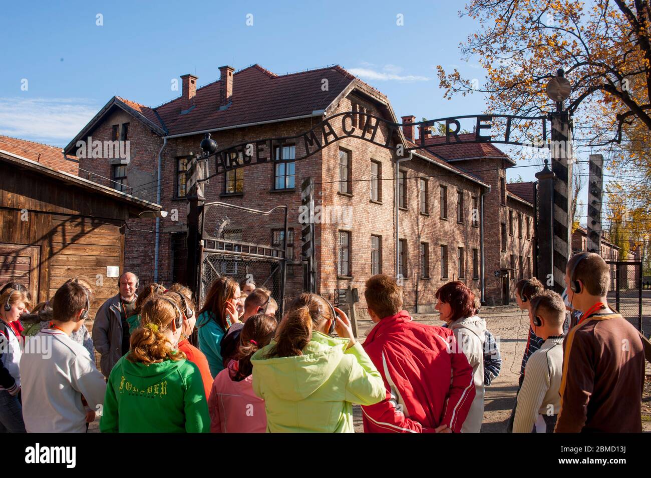Touristen am Haupttor des Konzentrationslagers Auschwitz waren ein Komplex von über 40 Konzentrations- und Vernichtungslagern Stockfoto