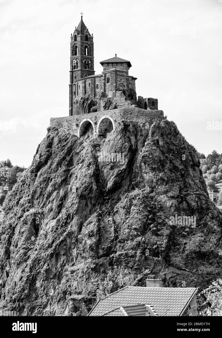 Frankreich, Le Puy-en-Velay, Aiguilhe, der Fels und die Kapelle des Hl. Michael, um 10C, monochrom Stockfoto