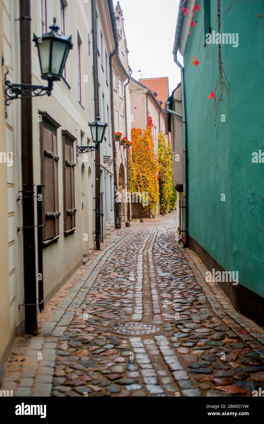 Eine schmale Gasse mit Kopfsteinpflasterstraße in Riga, Lettland. Stockfoto