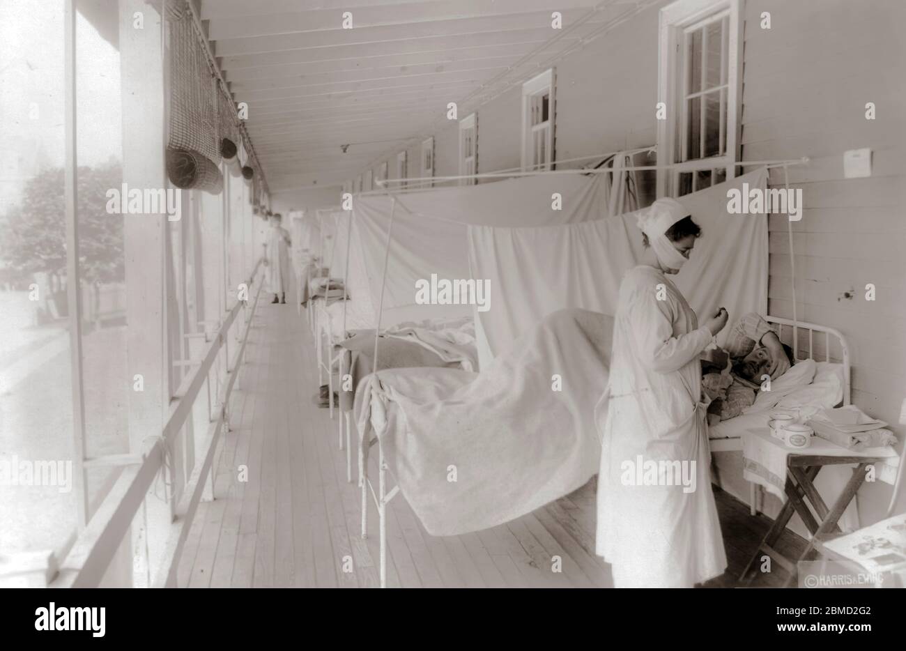 Innenraum des Red Cross House am U.S. General Hospital #16, New Haven, Conn. Während der Influenza-Epidemie. Die Betten sind durch Vorhänge isoliert. 1918. Stockfoto