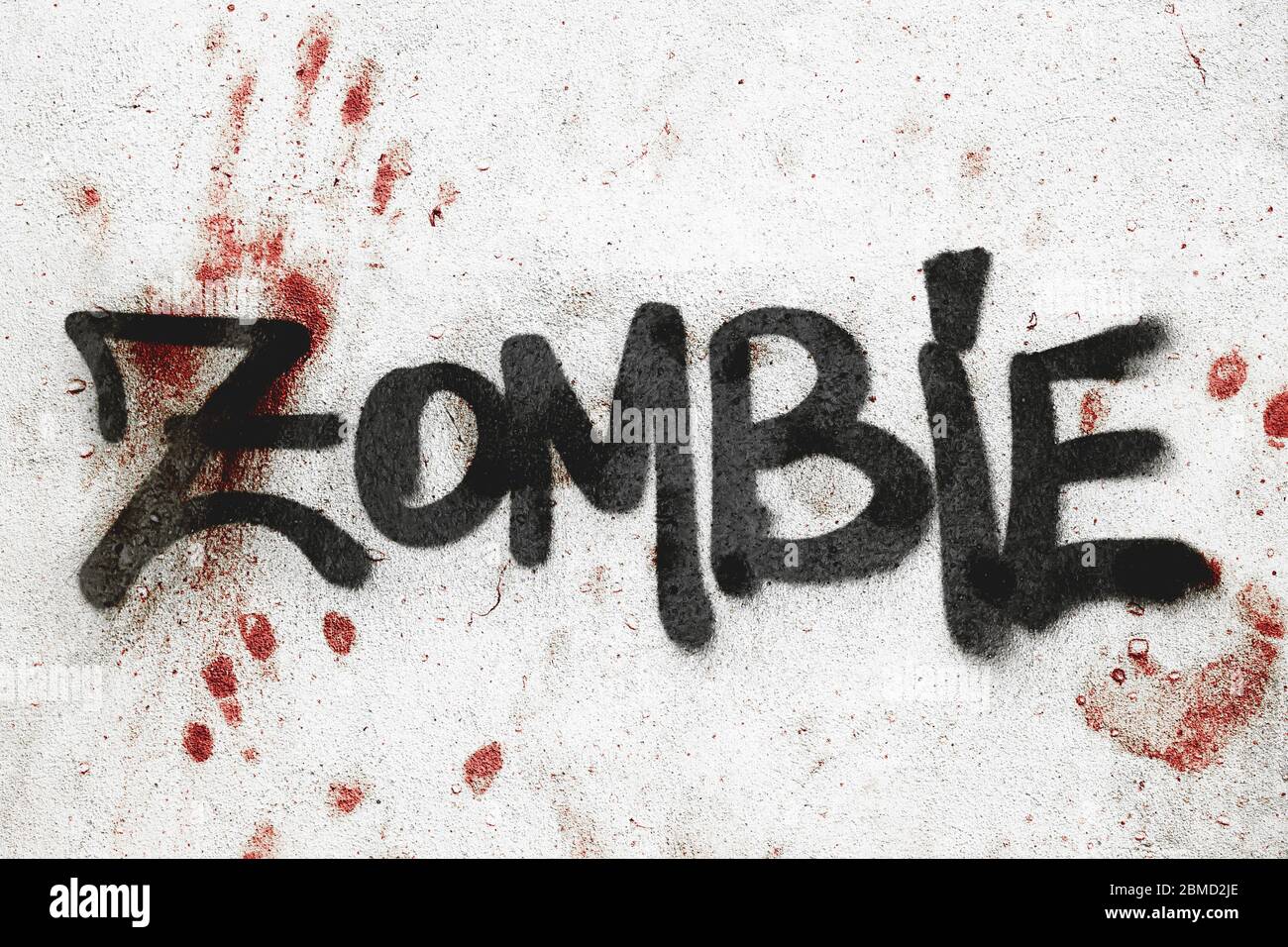 Blutige Handdrucke auf grungy Wand mit Wort ZOMBIE. Für Halloween Thema, Horror, gruselig und mehr. Stockfoto