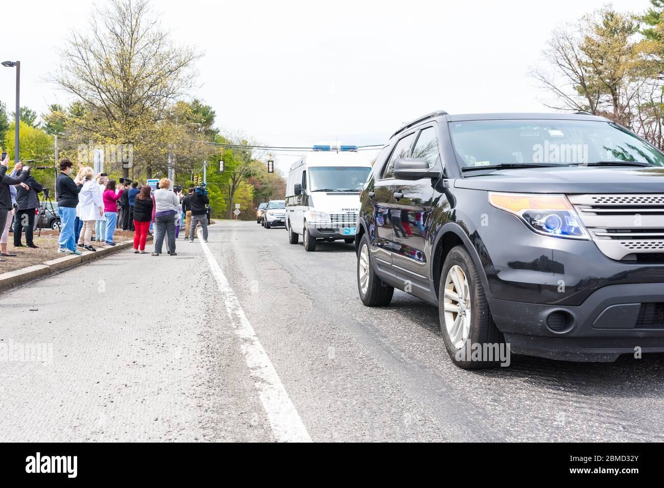 Concord, Massachusetts. Mai 2020. Ersthelfer aus mehreren Städten, die in einer Parade am Emerson Hospital in Concord unterwegs waren, um sich bei ihnen zu bedanken. Stockfoto