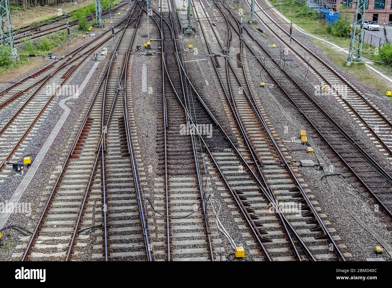 Mehrere Gleise mit Kreuzungen an einem Bahnhof in einer perspektivischen Ansicht Stockfoto