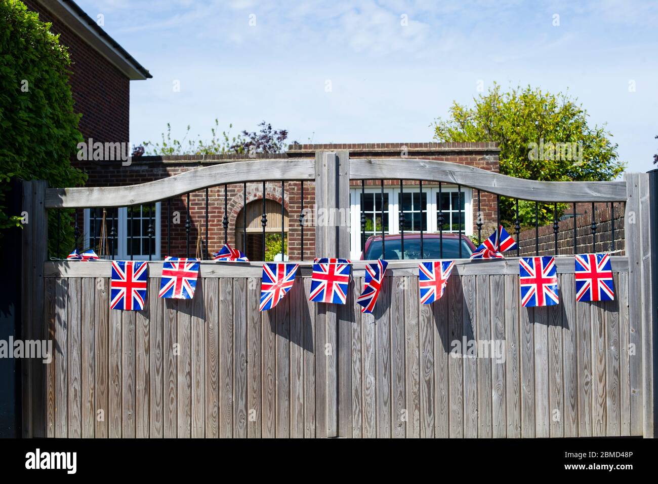 Union Jack Flagge und aunting auf Haus im Anwesen Stockfoto