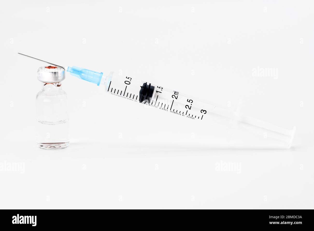 Medizinische Flasche für Injektion, medizinische Glasfläschchen und Spritze für Impfung auf weißem Hintergrund. Stockfoto