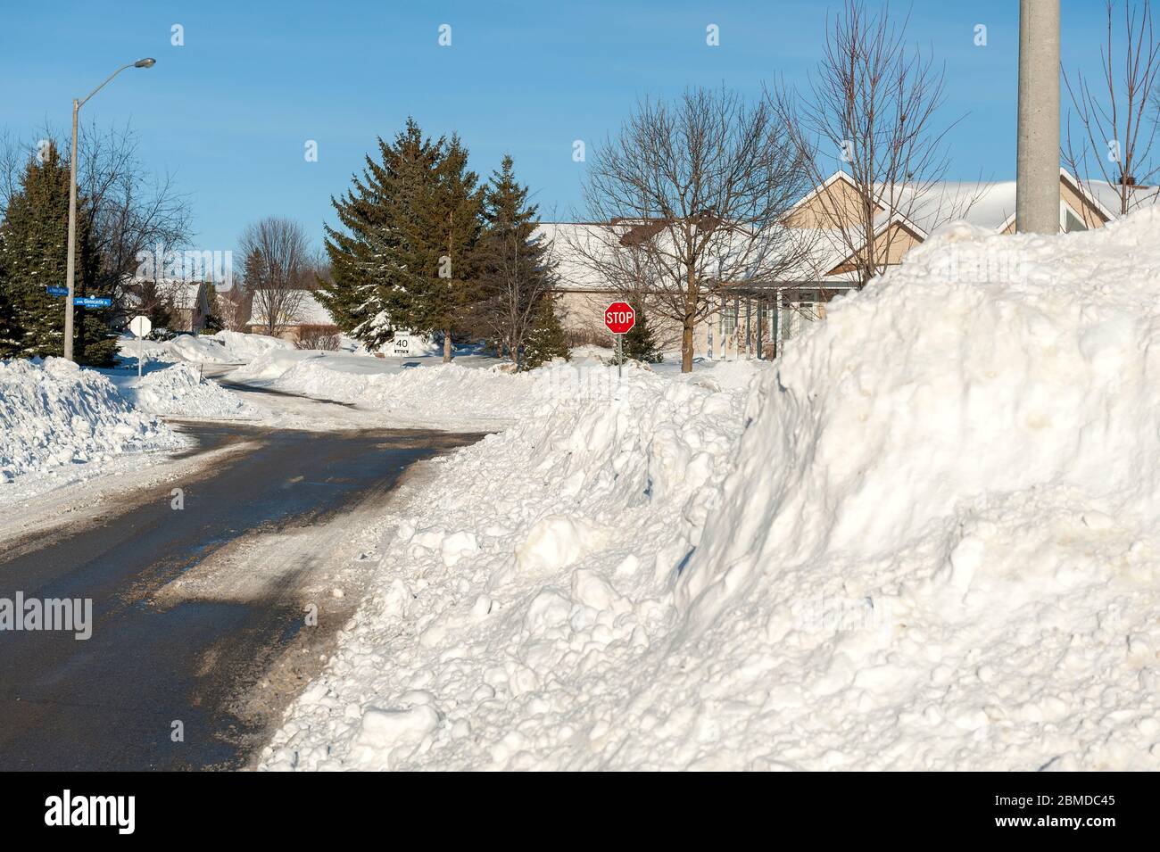 Schnee bänke auf gepflügten Stadtstraßen Stockfoto