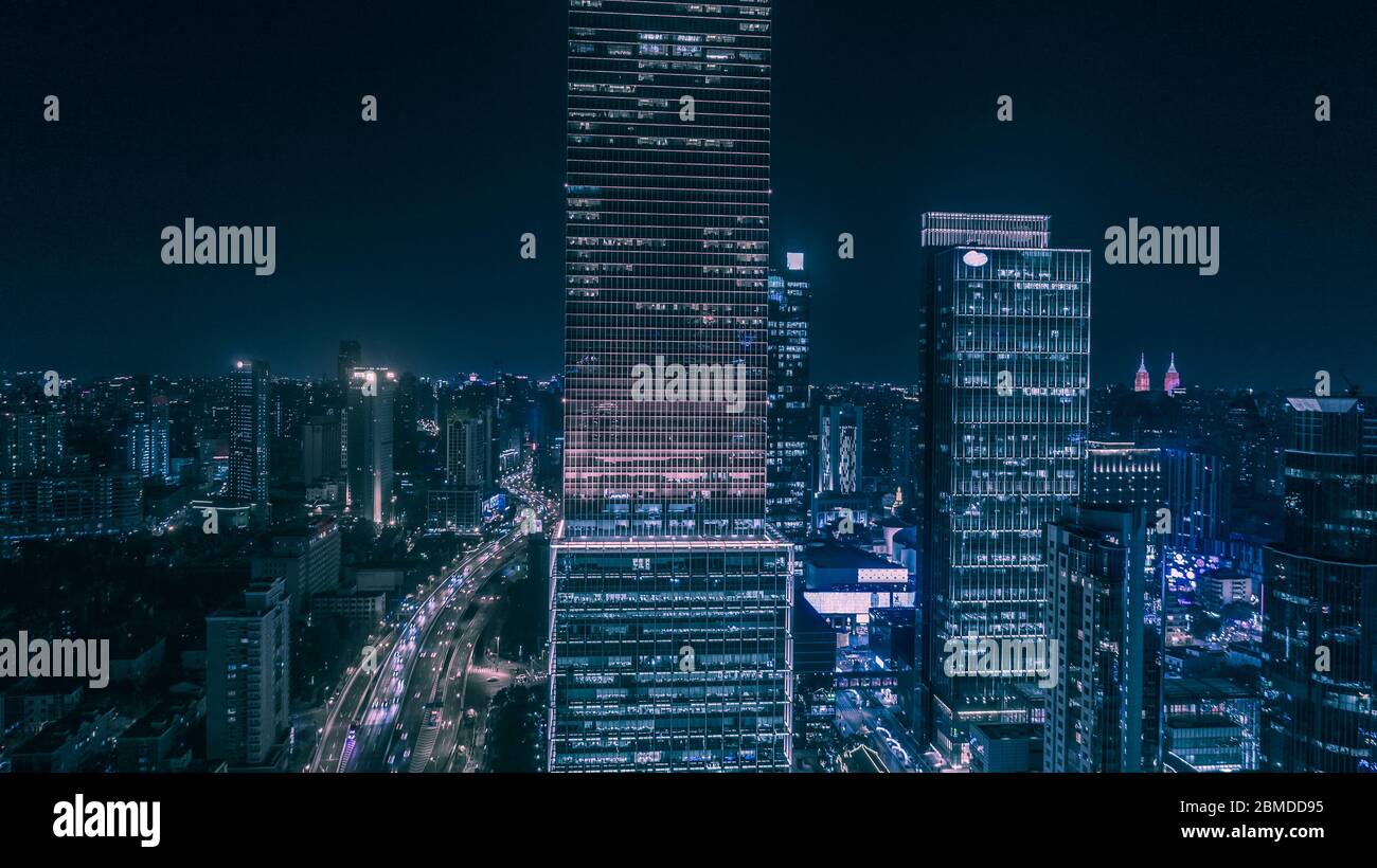 Luftaufnahme des Geschäftsviertels in der Nangjing Rd, Shanghai, China, bei Dämmerung Stockfoto