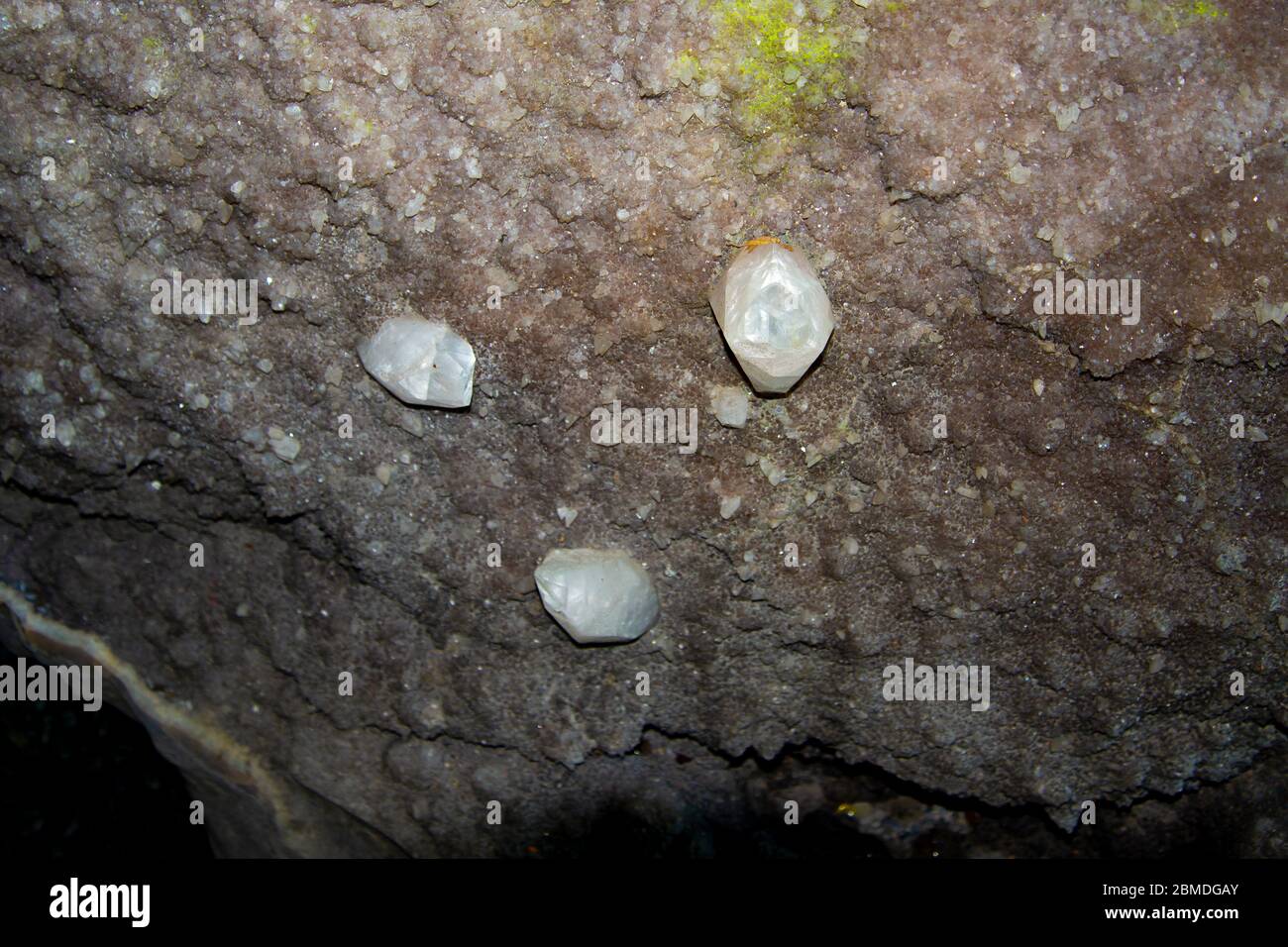 Quarzkristalle in einem Felsen Stockfoto