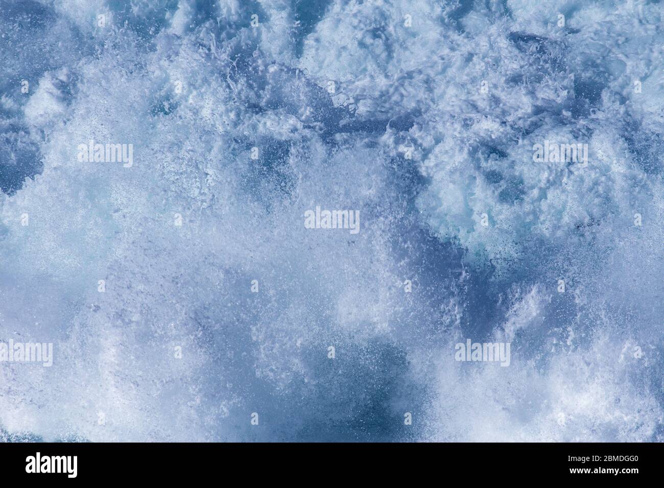 Aquatische Hintergrund der Meeresbrandung Wellen plätschern Nahaufnahme mit klarem, blauem Wasser und weißer Schaum Stockfoto