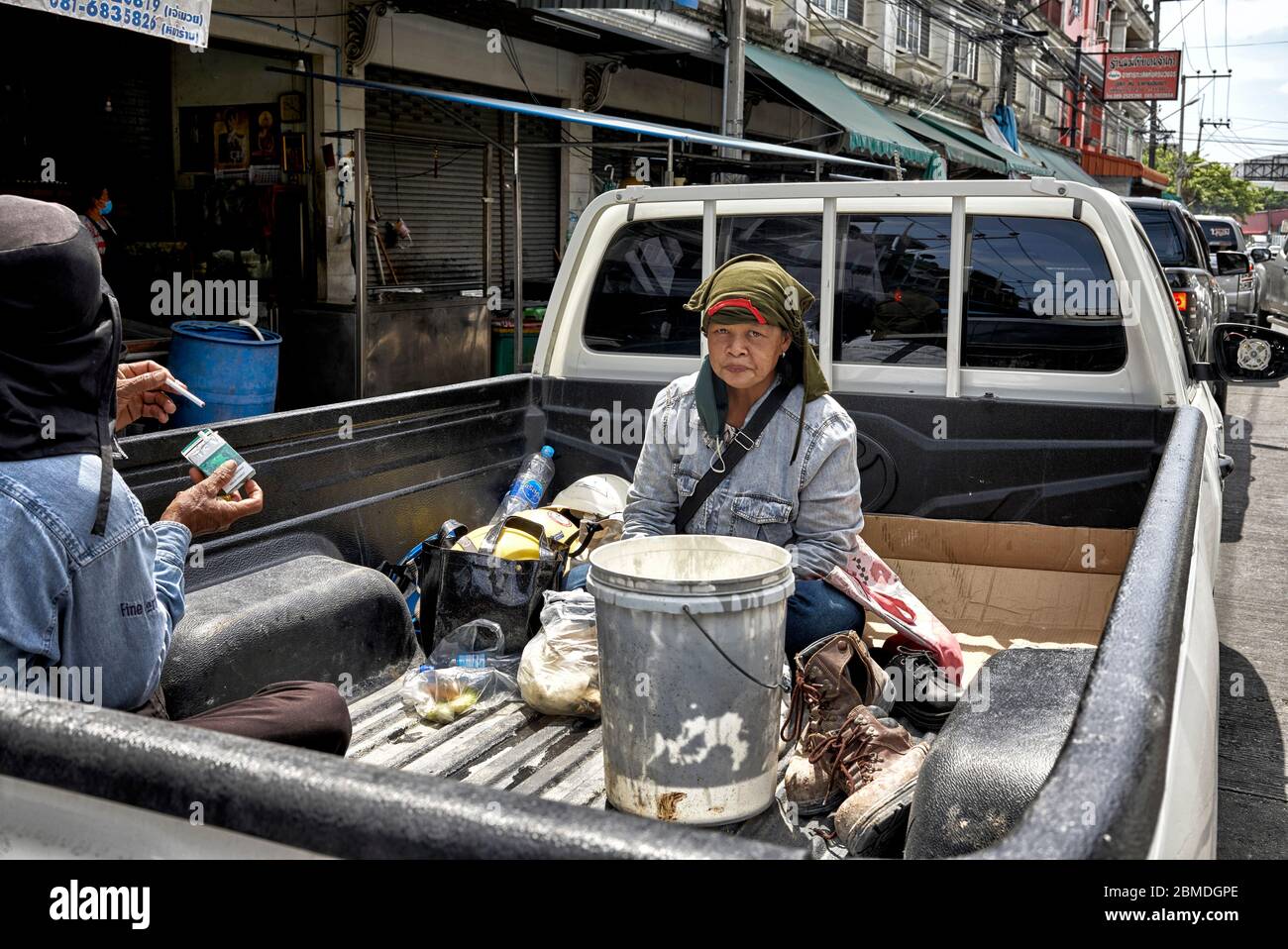 Thailand Arbeiter reisen im hinteren Teil eines Pickup-LKW Stockfoto