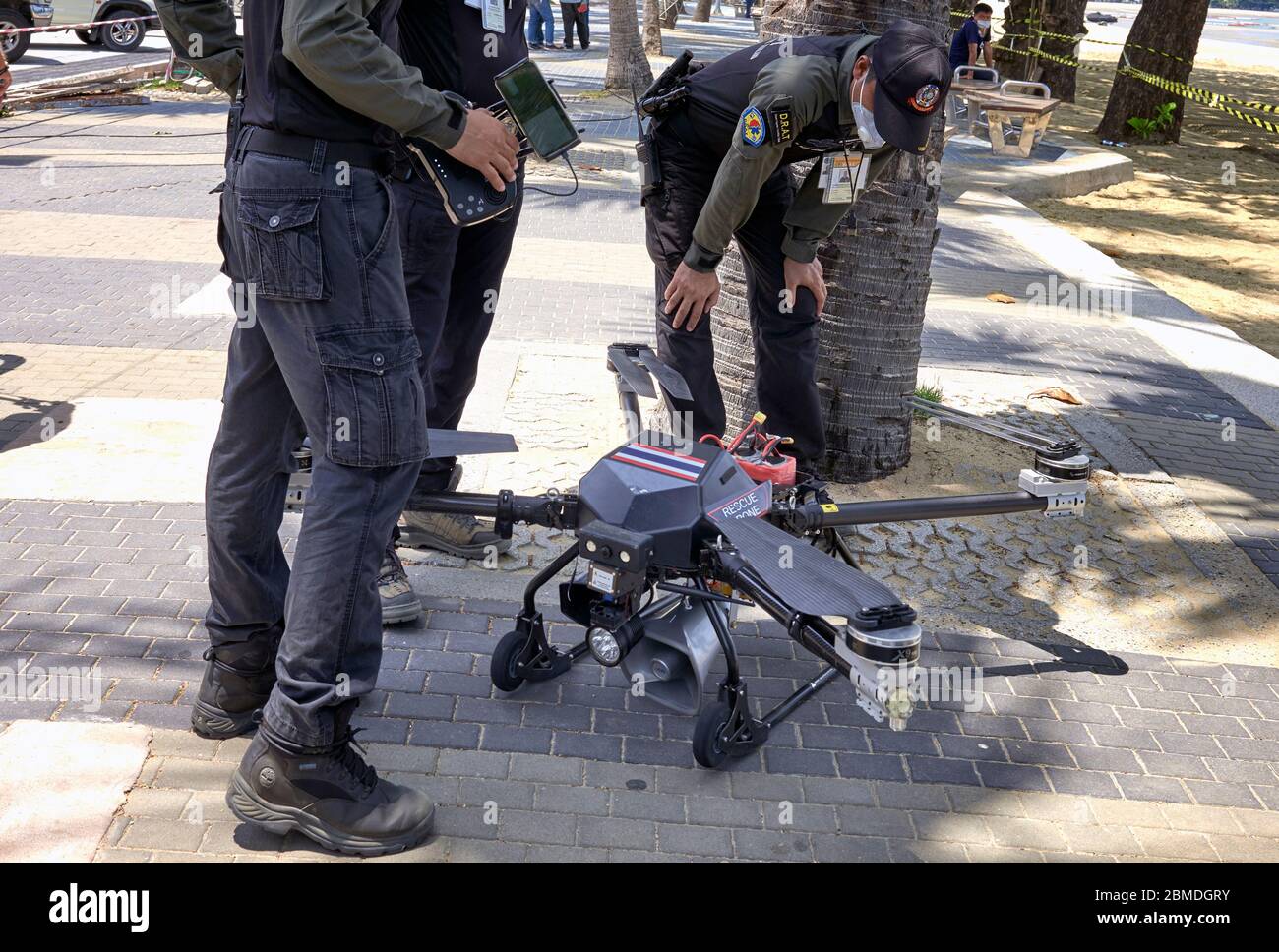 D.R.A.T (Katastrophenschutzverbände Thailand) Team von Notfall-und Rettungspersonal demonstriert ihre Verwendung einer Drohne Suchkamera. Asien Stockfoto