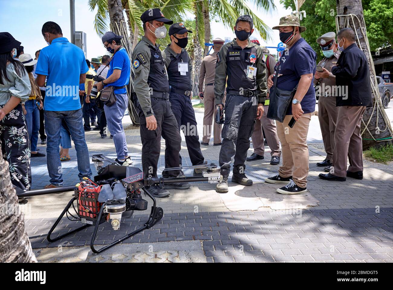 D.R.A.T (Katastrophenschutzverbände Thailand) Team von Notfall-und Rettungspersonal demonstriert ihre Verwendung einer Drohne Suchkamera. Asien Stockfoto