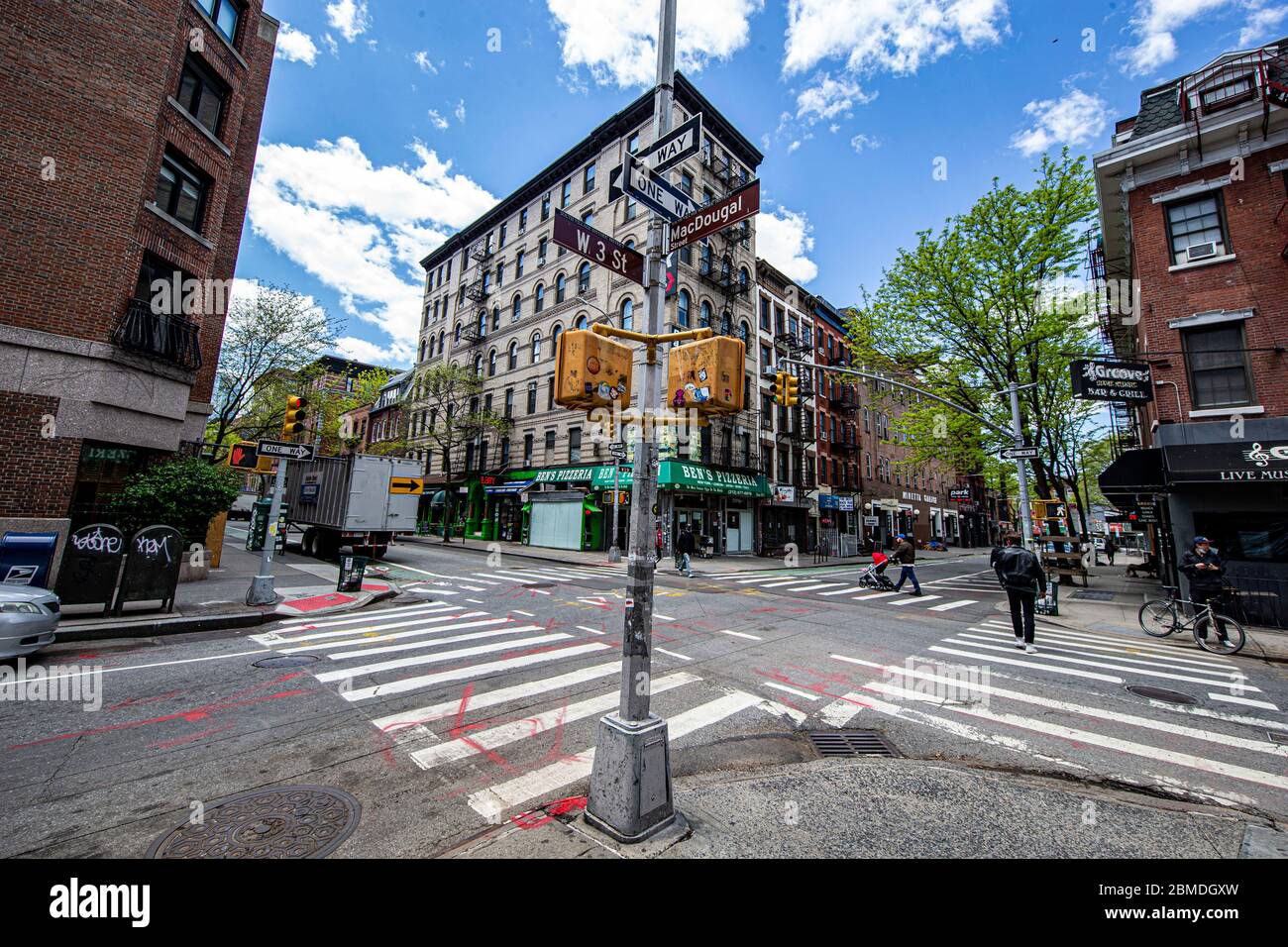 New York, N.Y/USA - 7. Mai 2020: West 3rd und MacDougal Streets sind aufgrund der gesundheitlichen Risiken von COVID-19 ruhig. Quelle: Gordon Donovan/Alamy Live News Stockfoto