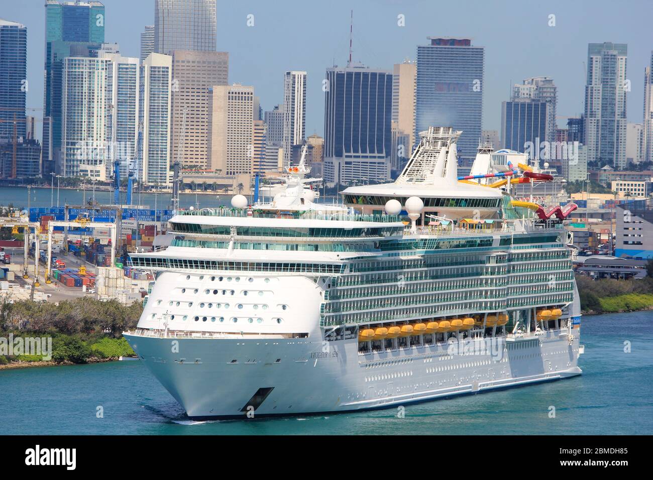 Navigator of the Seas verlässt Port of Miami fast leer wie ein Geisterschiff inmitten der Codid-Sperrung, April 2020 Dodge Island und Fisher Miami Beach, Florida Stockfoto