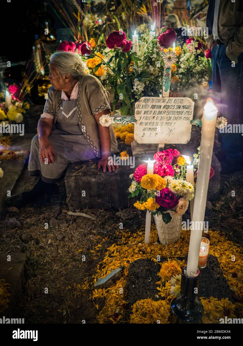 Frau im Kommunizieren mit den Toten in Mixquic Stockfoto