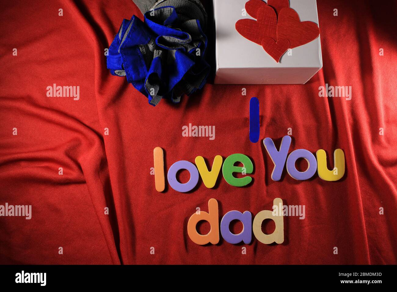 Bunte Briefe mit I love you Papa isoliert auf rotem Tuch Hintergrund. Ich liebe dich Papa geschrieben mit bunten Buchstaben für den Vatertag. Stockfoto