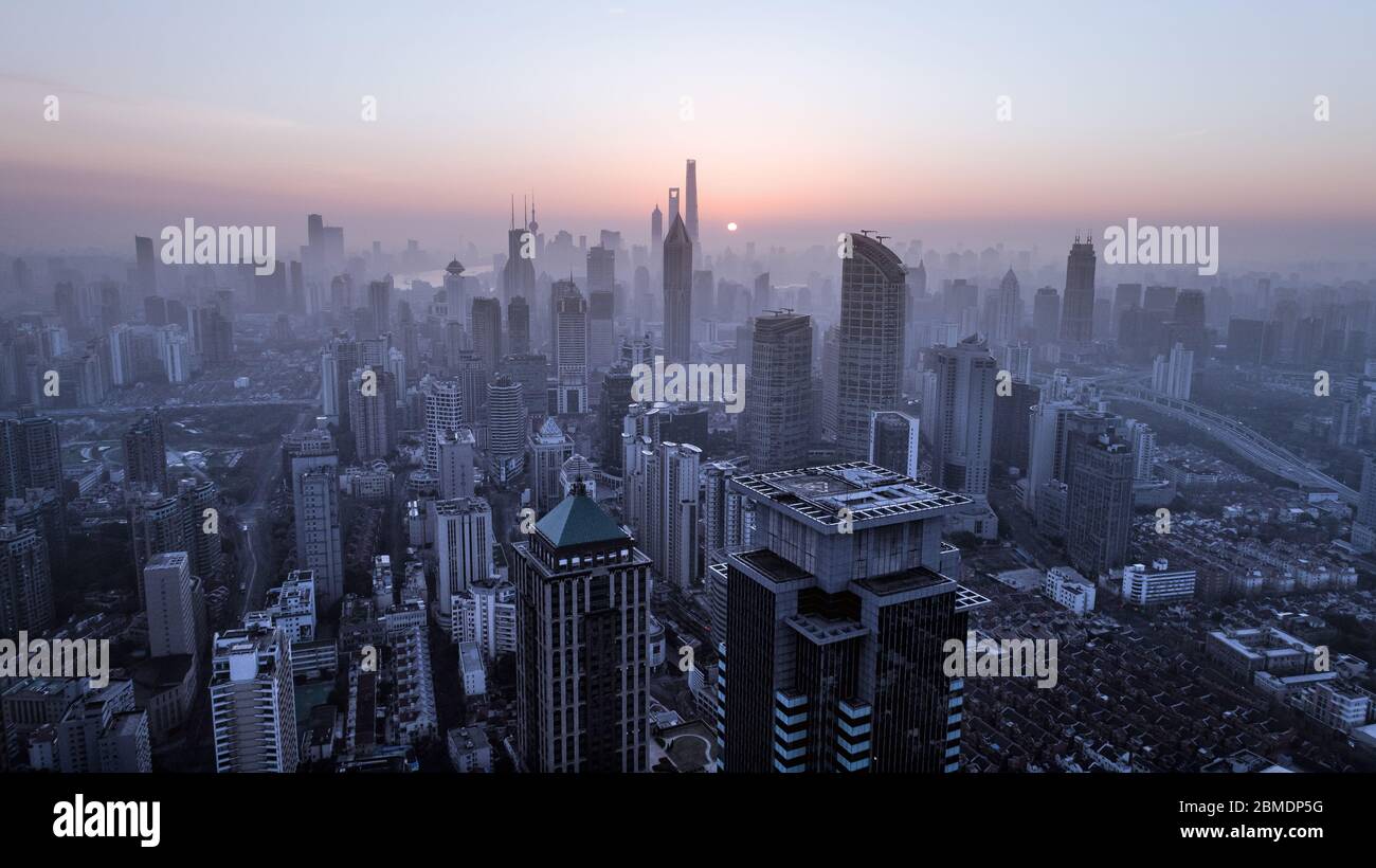 Luftaufnahme von shanghai Stadt in nebeliger Dämmerung Stockfoto