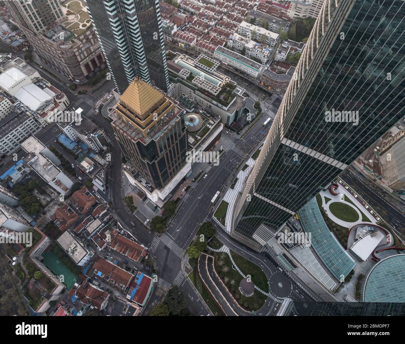 Luftaufnahme von shanghai Stadt in nebeliger Dämmerung Stockfoto