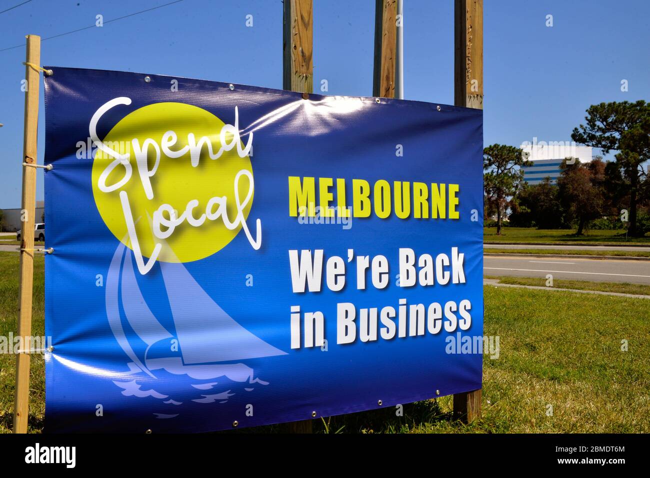 Melbourne, Florida, USA. Mai 2020. Mit Blick auf die Wirtschaft und wieder in Betrieb die Stadt hat neue Straßenschilder Menschen vor Ort zu kaufen erinnern installiert. Geschäfte und Restaurants haben begonnen, wieder zu öffnen, als die Stadt sich von der Coronavirus-Pandemie erholt. Foto: Julian Leek/Alamy Live News Stockfoto