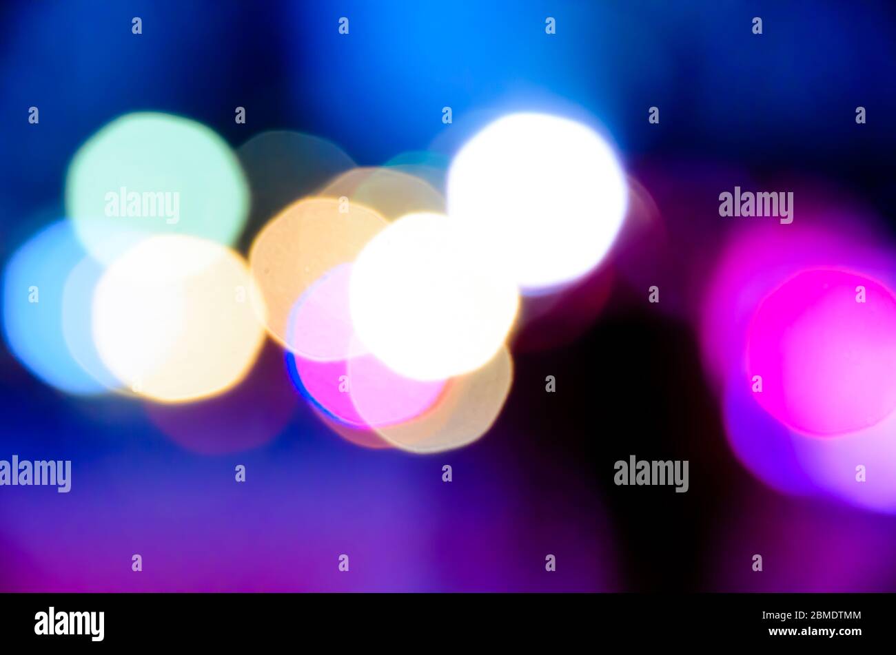 Defokussed Color Lights in der Nacht, Abstract Light Bokeh Hintergrund Stockfoto