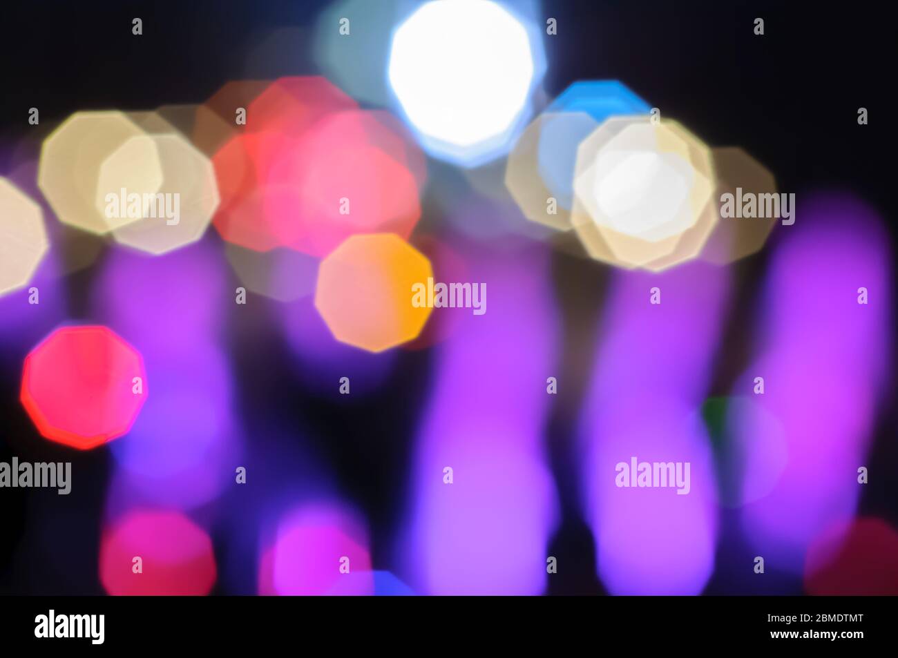 Defokussed Color Lights in der Nacht, Abstract Light Bokeh Hintergrund Stockfoto
