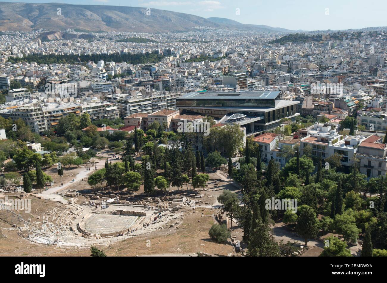 Panoramablick auf Athen von der Akropolis, mit dem Theater von Dionysus. Griechenland Stockfoto
