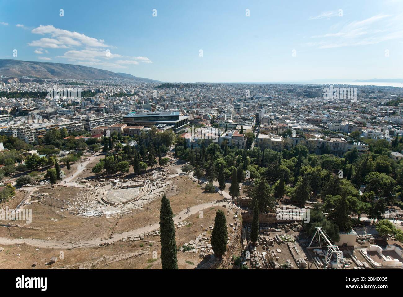 Panoramablick auf Athen von der Akropolis, mit dem Theater von Dionysus. Griechenland Stockfoto