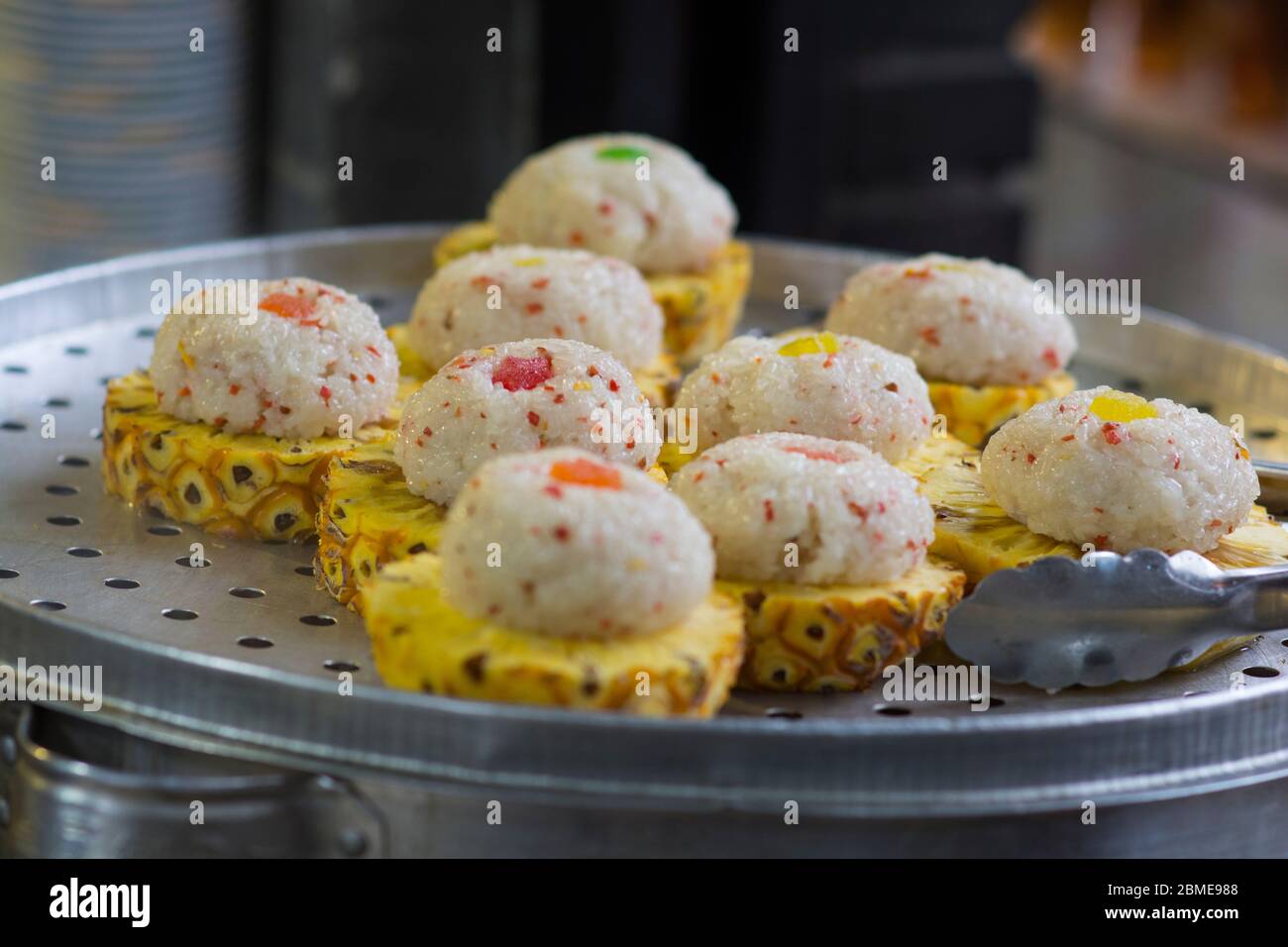 Chinesisches Dessert, gedünstete Reisbällchen auf Scheiben frischer Ananas Stockfoto