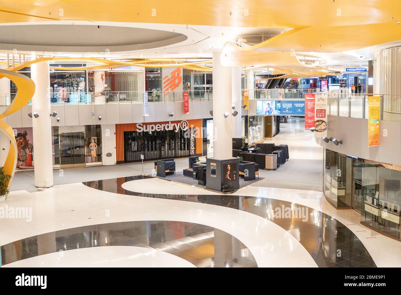 Leeres Einkaufszentrum in singapur (vivo City) während der Abschaltung des Leistungsschalters 19 Stockfoto
