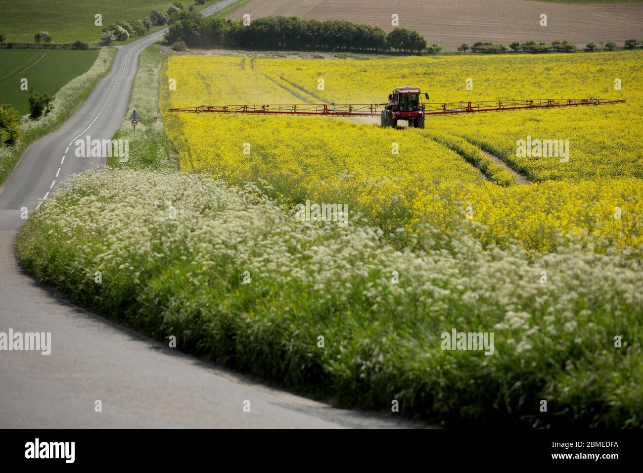 Oxfordshire. Mai 2020. Ein Landfahrzeug arbeitet am 8. Mai 2020 auf einem cole-Feld in Oxfordshire, Großbritannien. Kredit: Tim Ireland/Xinhua/Alamy Live News Stockfoto