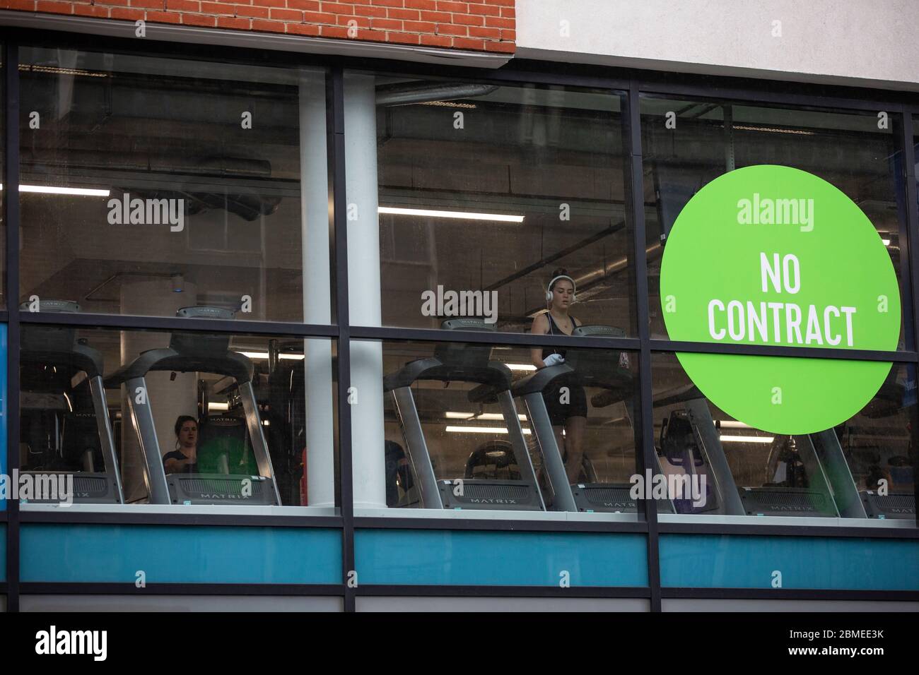 Ein örtliches Fitnessstudio in West London ist während des Beginns der Coronavirus Lockdown Restriktionen in ganz Großbritannien fast leer. Stockfoto